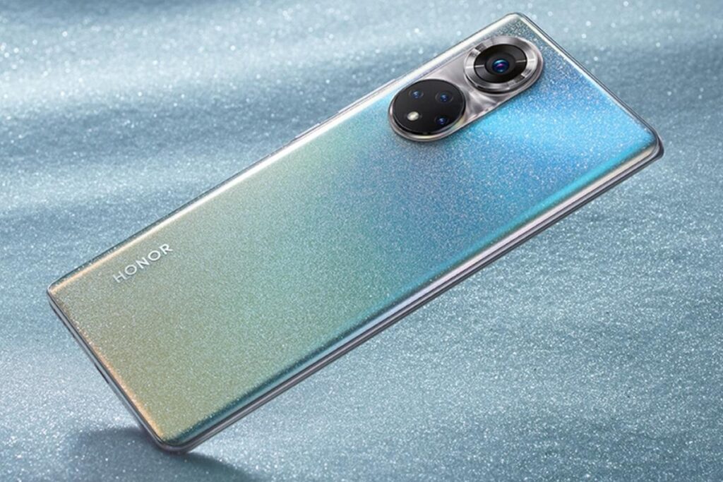 El celular Honor 50 en color Cristal Glaciar, vista trasera.
