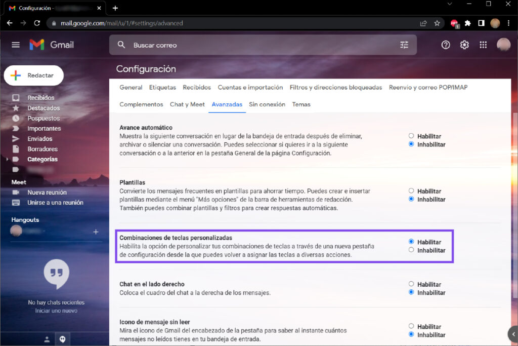 Captura de pantalla de los ajustes de Gmail para activar los atajos personalizados.