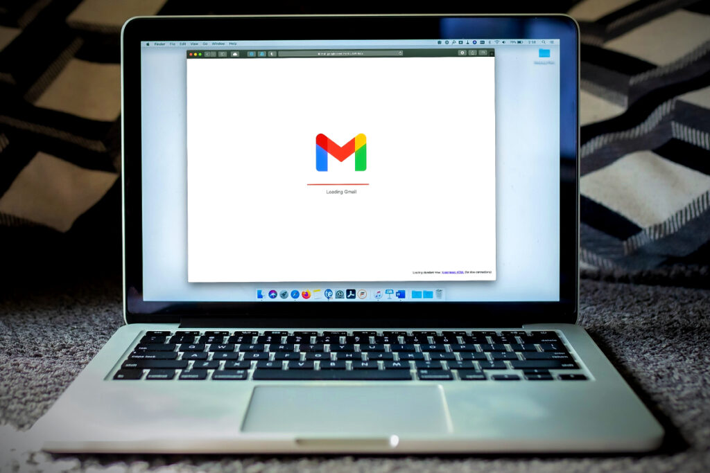 El sitio web de Gmail carga en una Macbook.