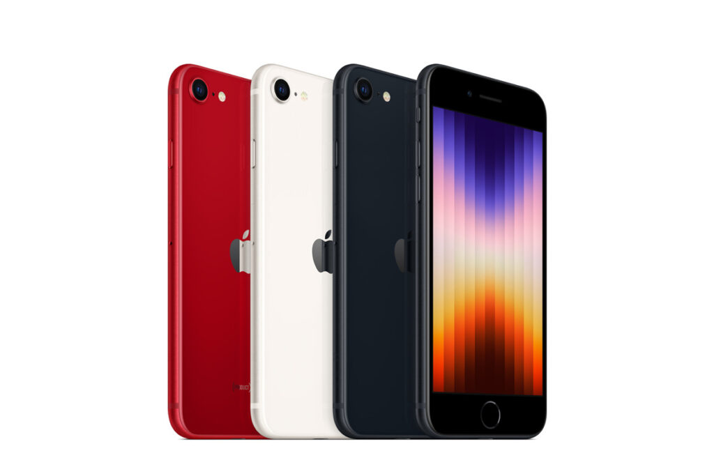 Un grupo de celulares iPhone SE 2022 de distintos colores.