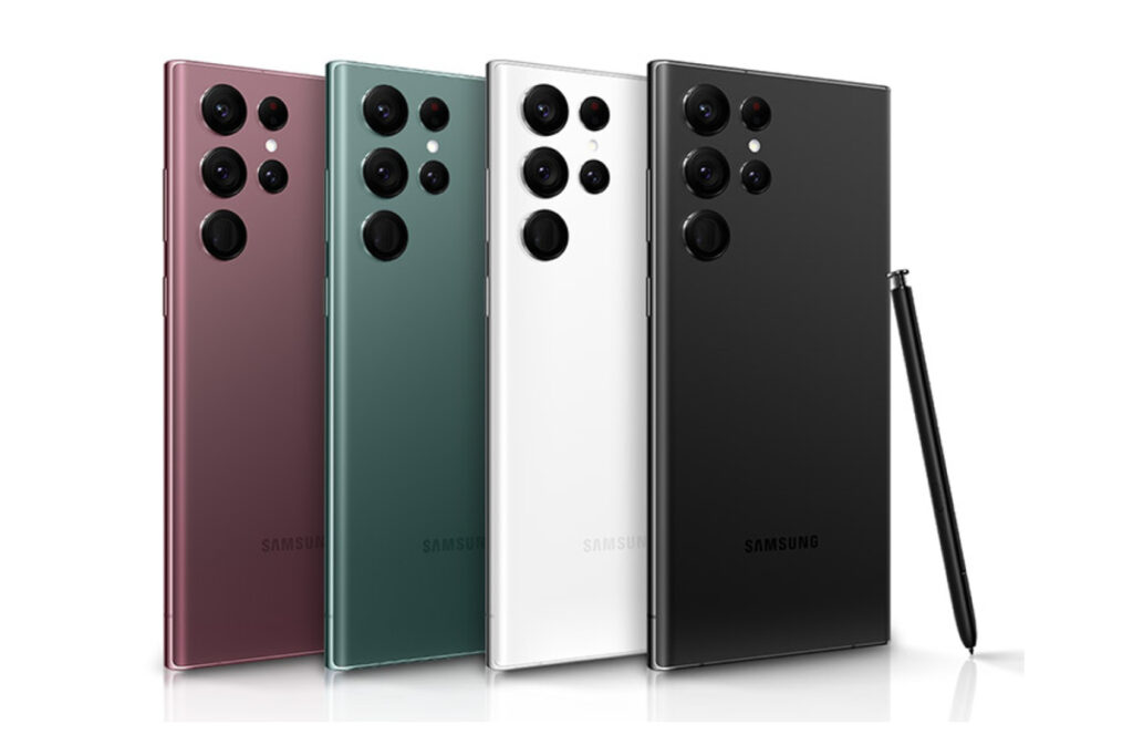 Un grupo de celulares Samsung Galaxy S22 Ultra en distintos colores.