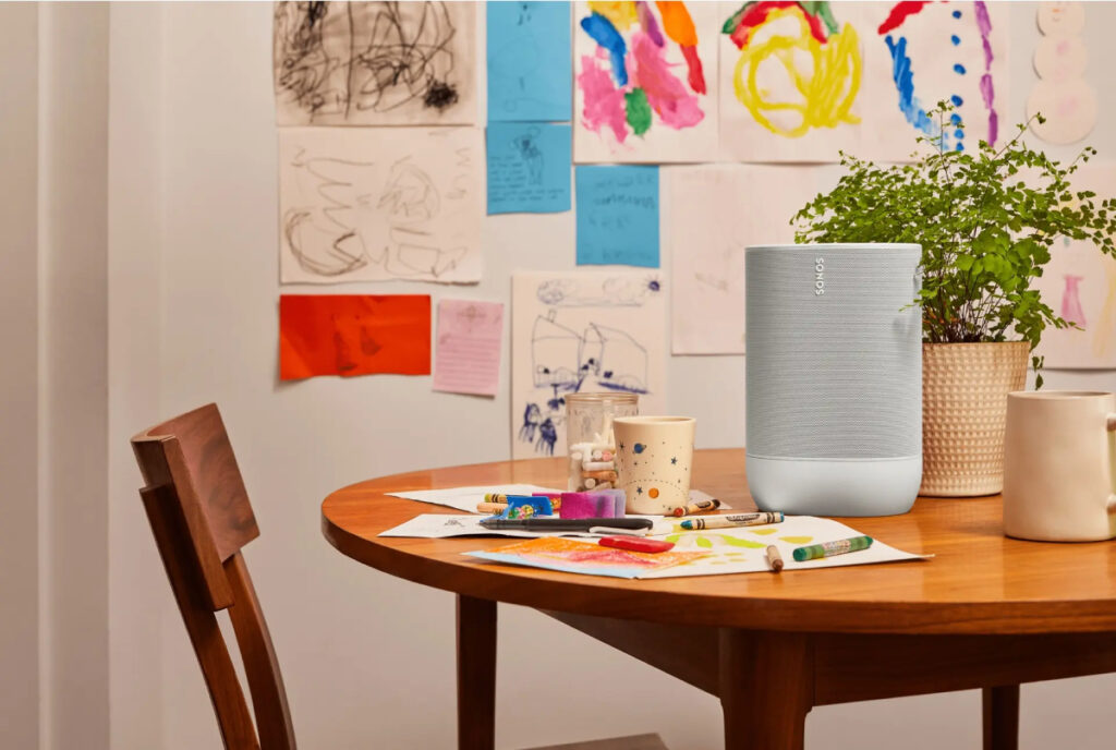 La Sonos Move sobre una mesa al interior de una casa.