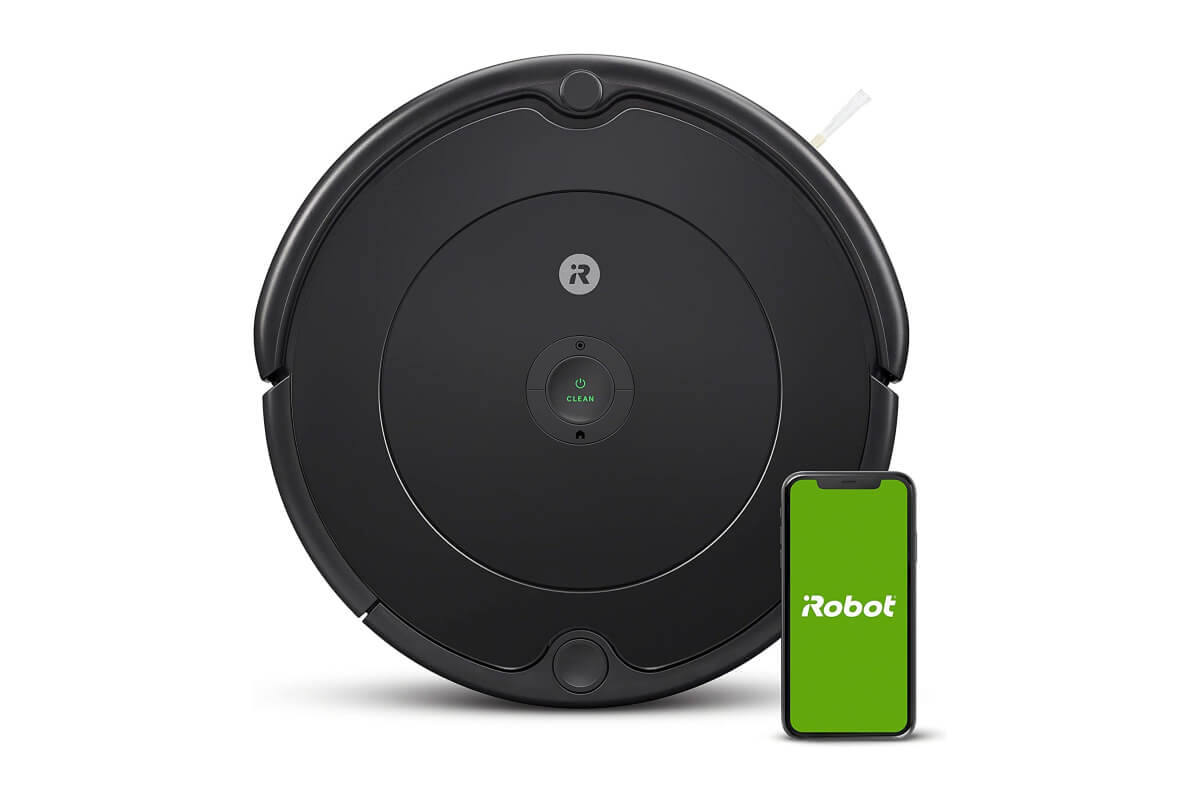 La aspiradora iRobot Roomba junto con su aplicación en un celular.