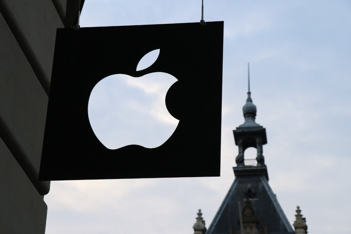 El logo de Apple en un letrero.