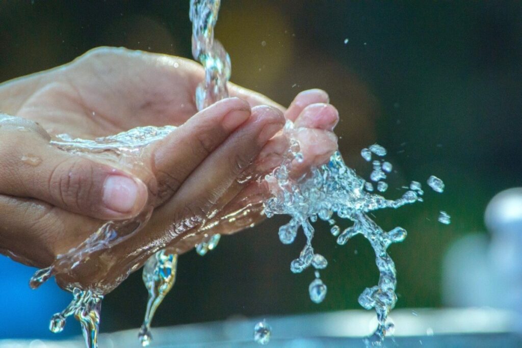 Científicos explican por qué no debes beber el agua de la lluvia