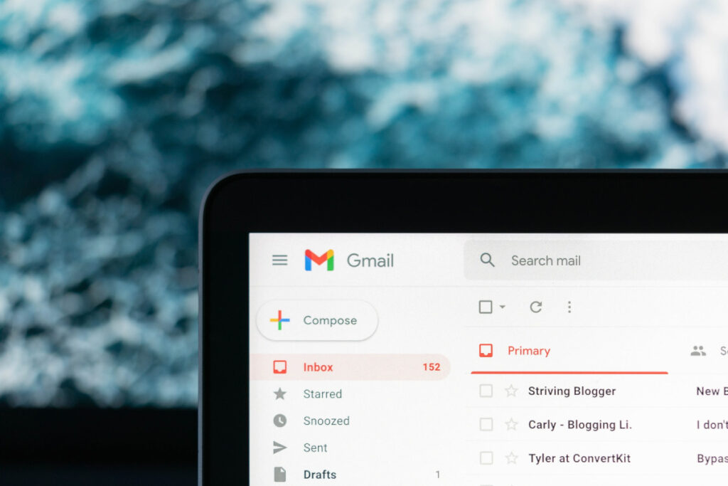 Una parte de la pantalla de una laptop con la bandeja de entrada de Gmail.