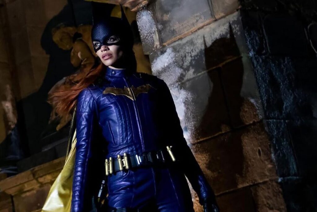 La actriz Leslie Grace posa con el traje de Batgirl.