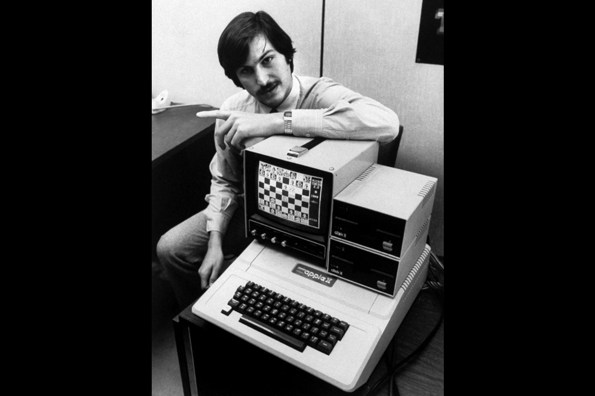 Steve Jobs con la computadora Apple II.