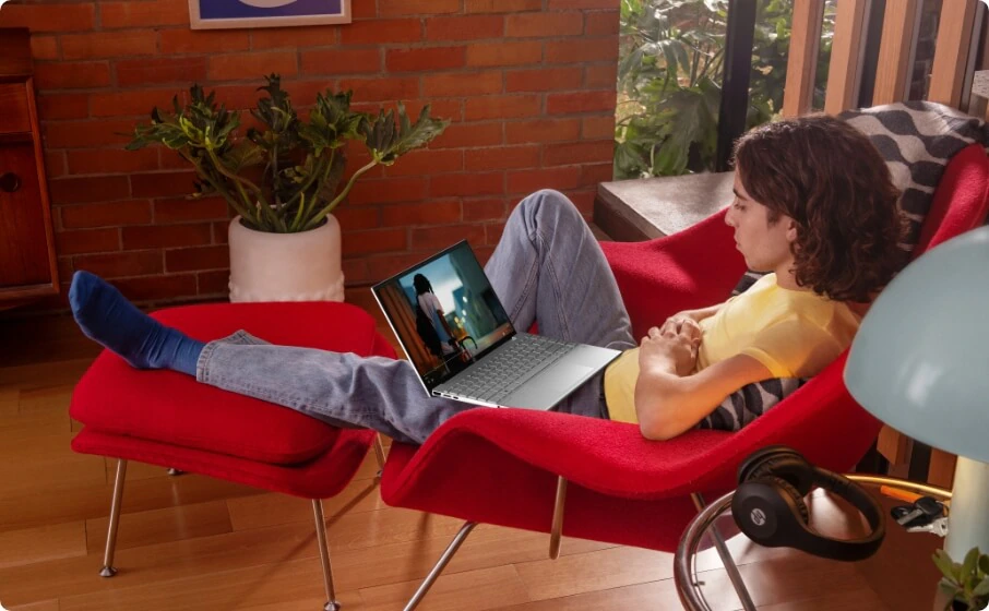 Joven mira un contenido multimedia en la Portátil HP Pavilion Aero de 13 pulgadas.