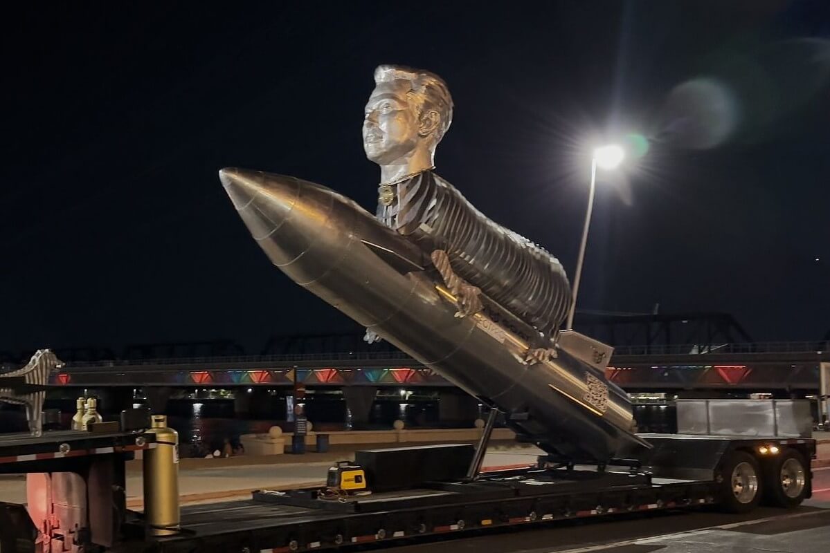 Elon Musk, homenajeado con estatua en fábrica de Tesla
