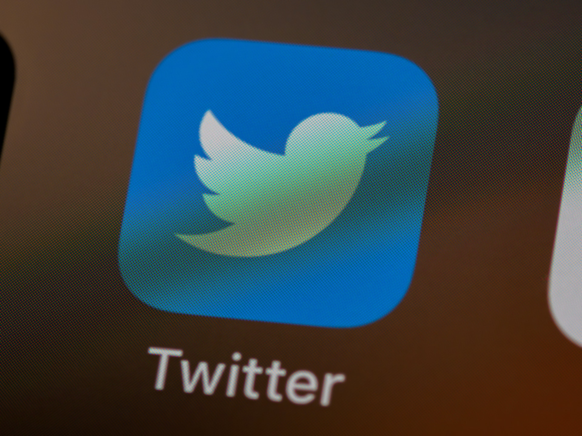 Twitter lidia con éxodo de empleados y posible descalabro