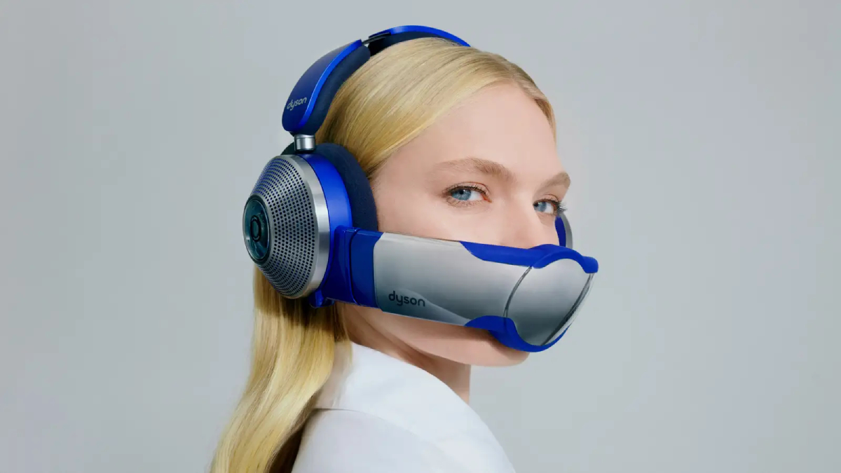 Mujer está usando los Dyson Zone, unos audífonos con sistema de filtrado de aire.