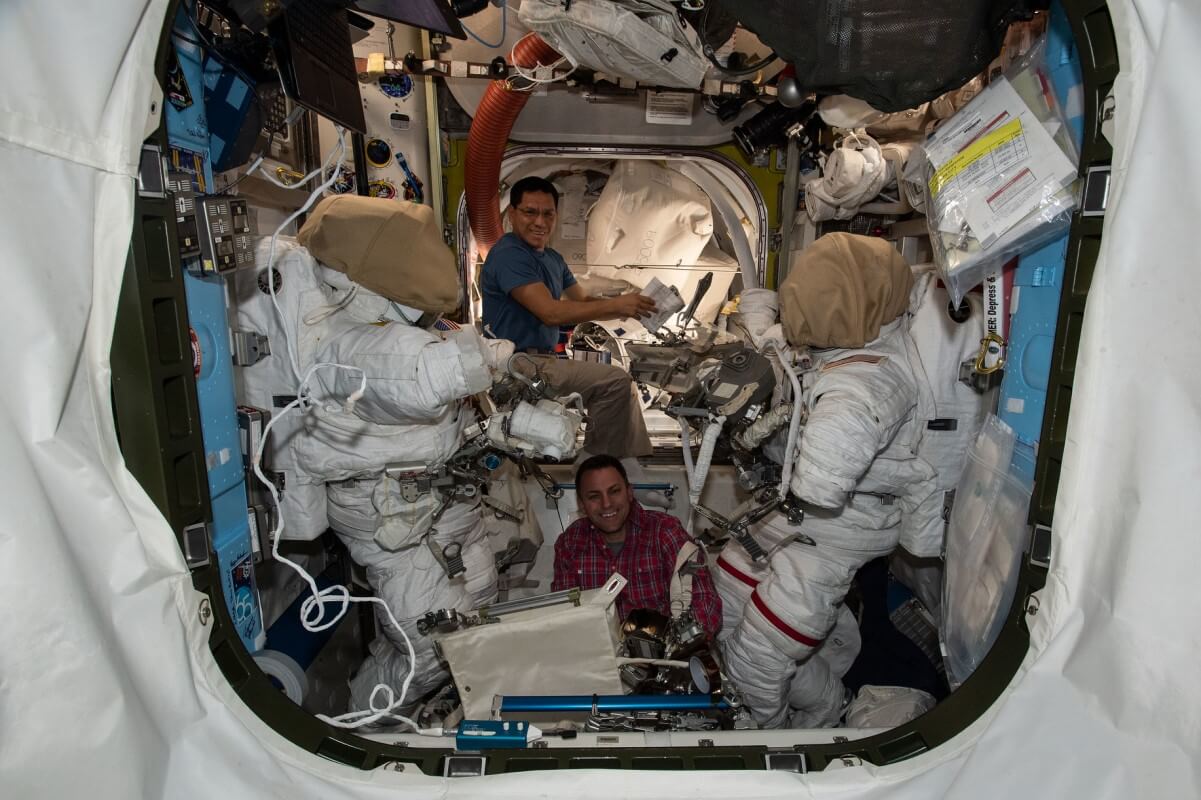 Revelan el porqué del mal olor en la Estación Espacial