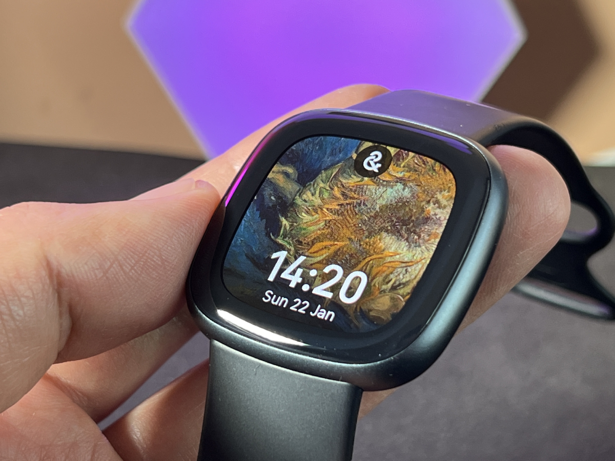 El reloj inteligente Fitbit Versa 4 muestra la hora. 