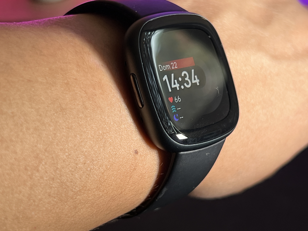 Persona usa el Fitbit Versa 4, el cual muestra la hora.