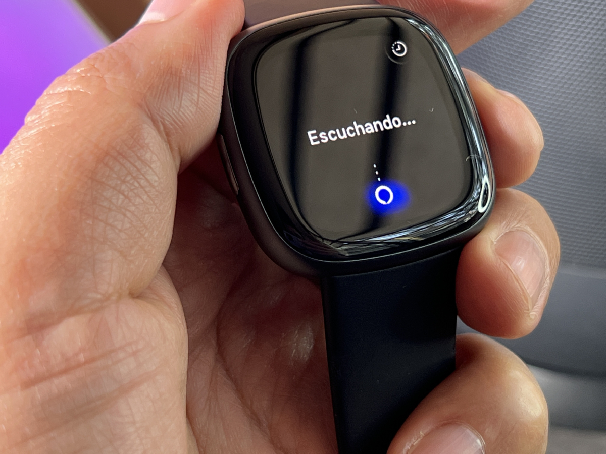 Alexa se ejecuta en el reloj inteligente Fitbit Versa 4. 