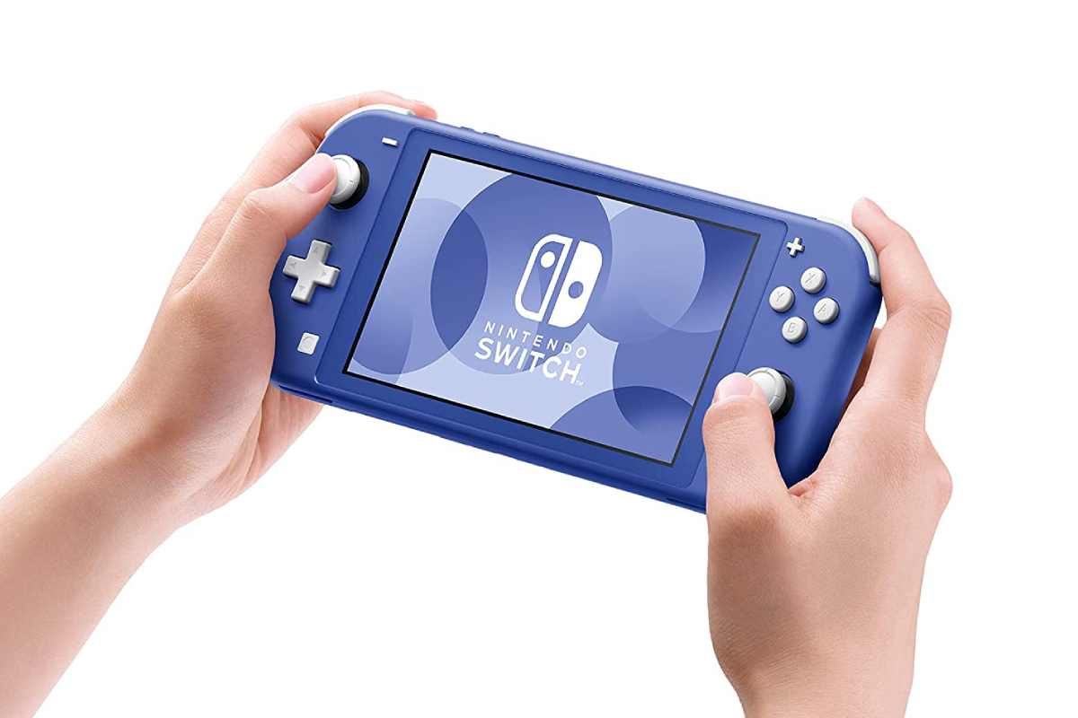 Nintendo Switch Lite de color azul sobre un fondo blanco.