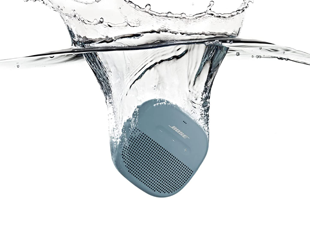 Altavoz Bluetooth Bose SoundLink Micro se sumerge. 