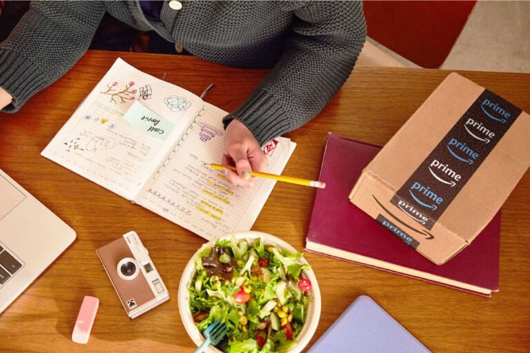 Escritorio con una caja de Amazon.