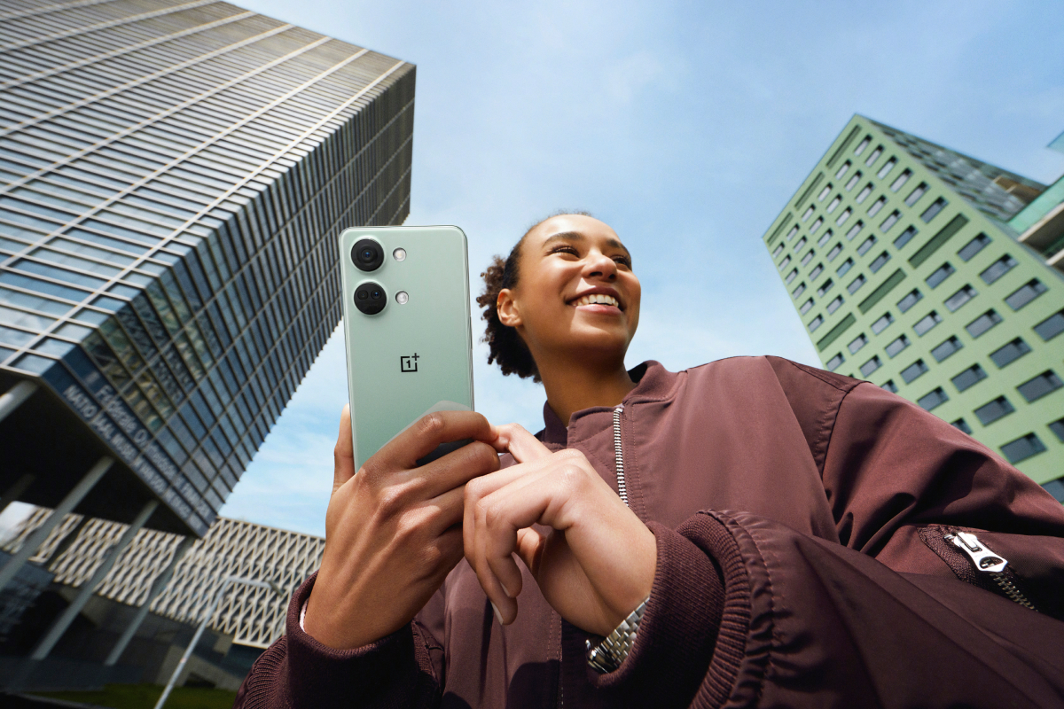 Un joven hace una fotografía con un celular OnePlus Nord 3 5G.
