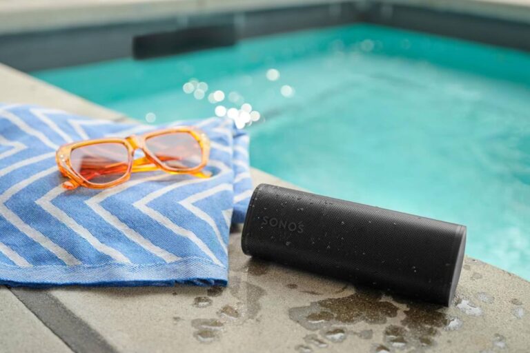 Sonos Roam 2 en exteriores, junto a una piscina.
