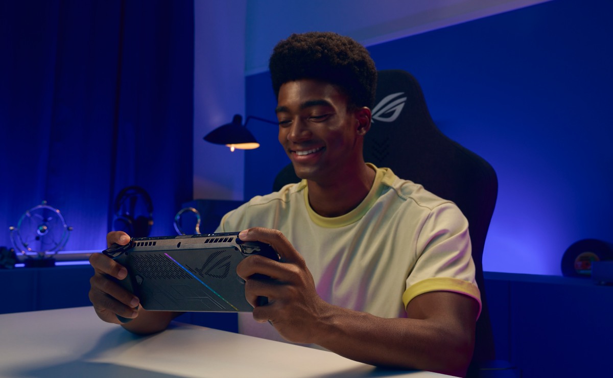 Persona sostiene la consola ROG Xbox Ally X.