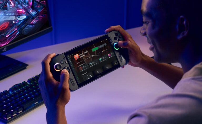 Persona sostiene la consola ROG Xbox Ally X.