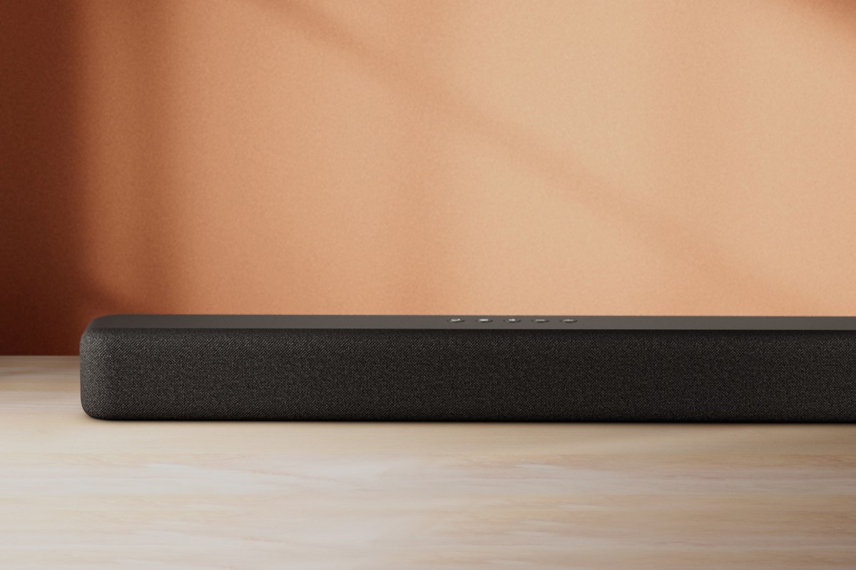 Barra de sonido Amazon Fire TV sobre un mueble.