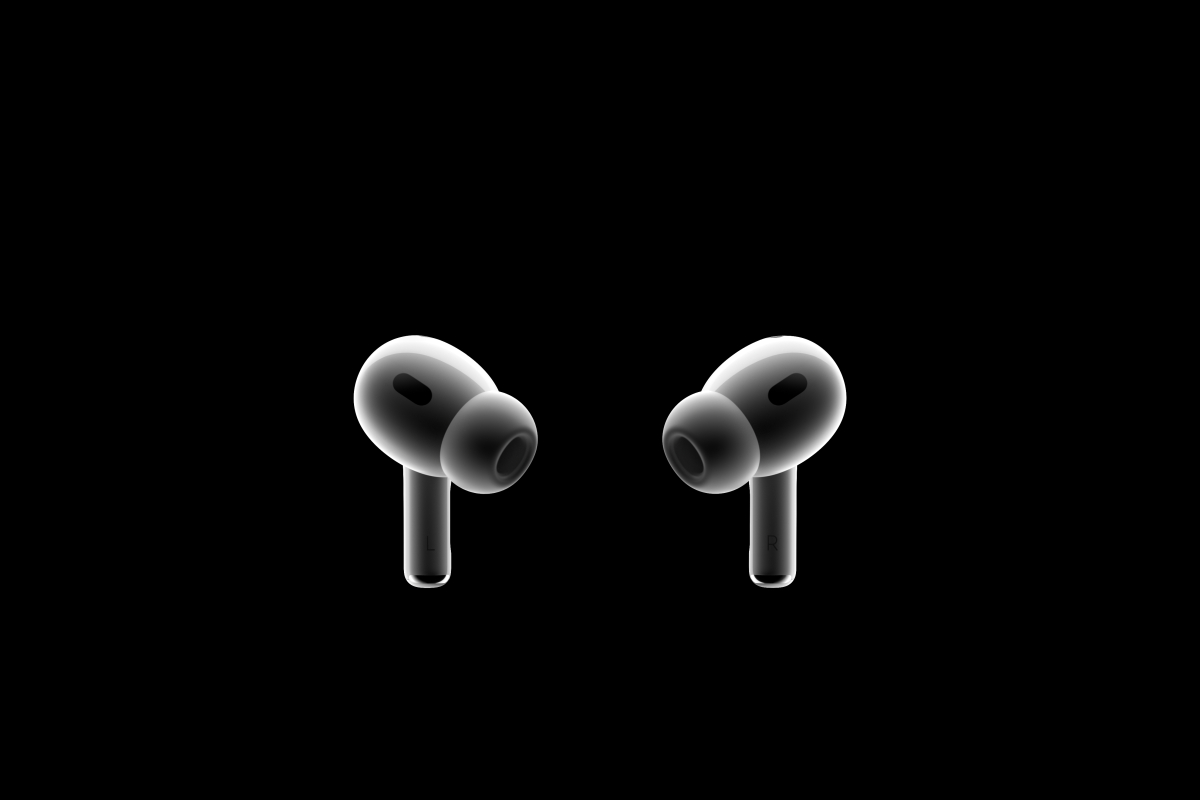 AirPods Pro 2 sobre un fondo negro.