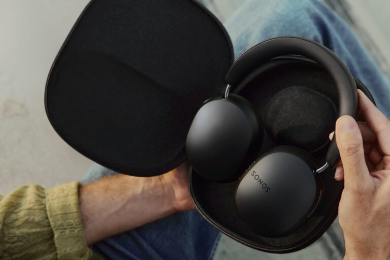 Una persona sostiene los Sonos Ace.