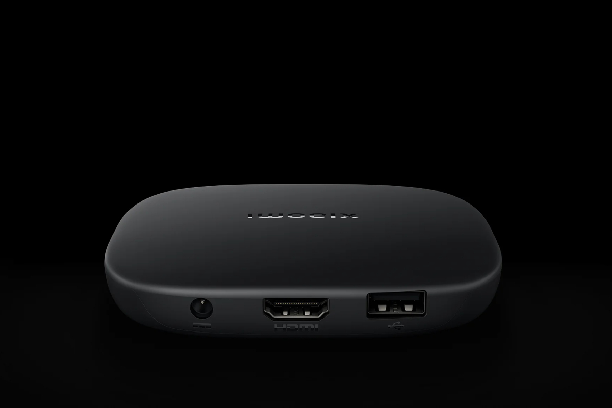 Xiaomi TV Box S (tercera generación) sobre un fondo negro.
