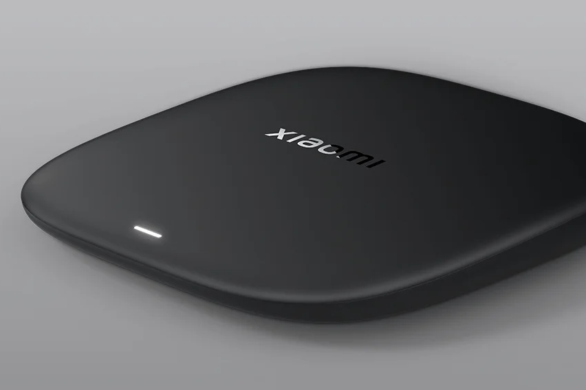 Xiaomi TV Box S (tercera generación) sobre fondo gris.