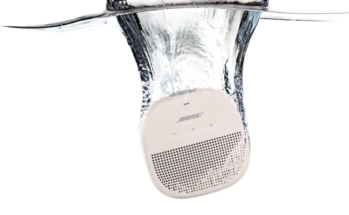 Altavoz Bose SoundLink Micro cae al agua. 
