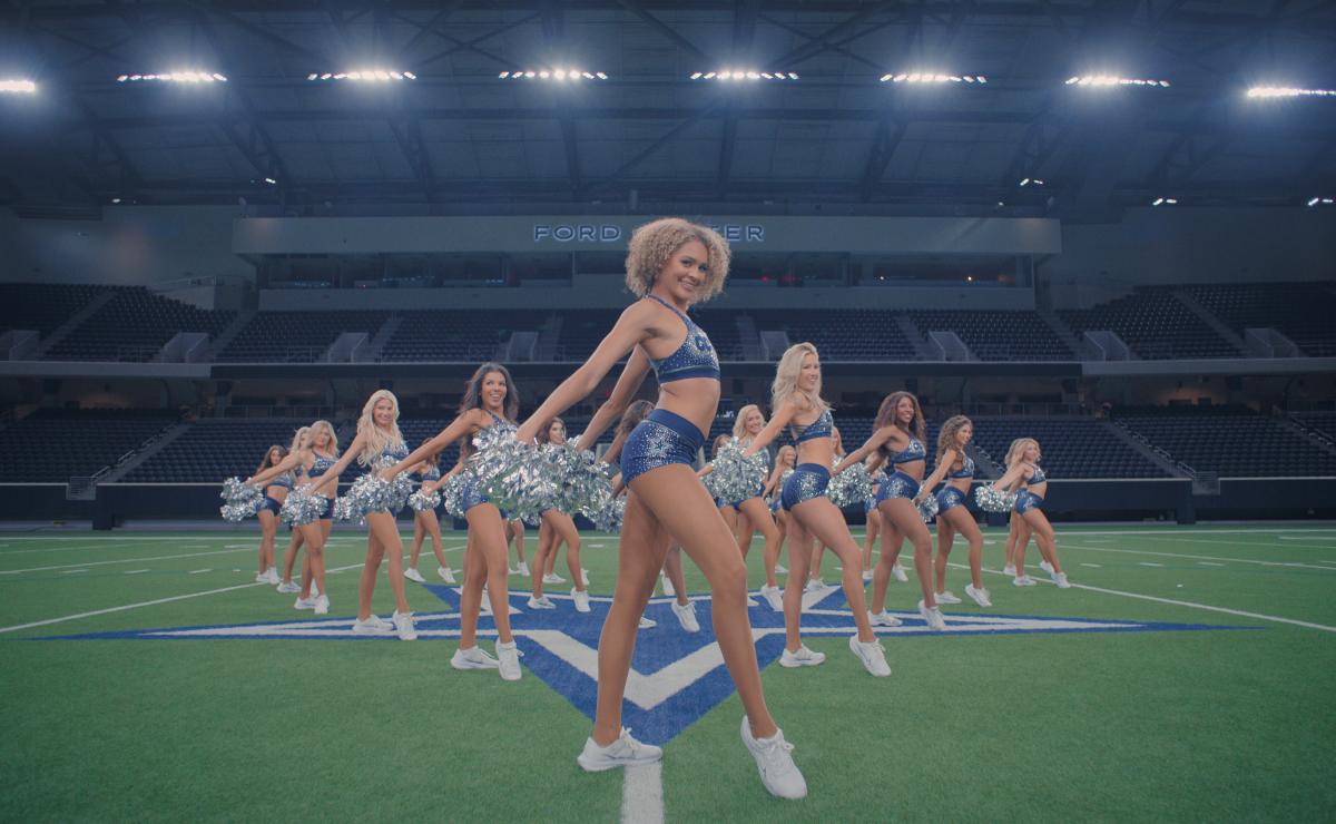 Frame de la serie America's Sweethearts: Las cheerleaders de los Dallas Cowboys.