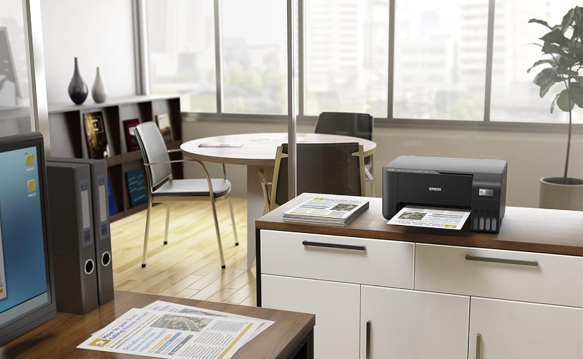 Multifuncional Epson EcoTank L3251 en una oficina.
