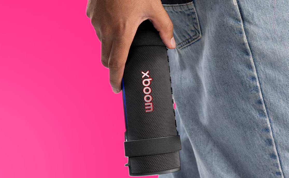 Persona sostiene la bocina LG xboom Grab by will.i.am. 
