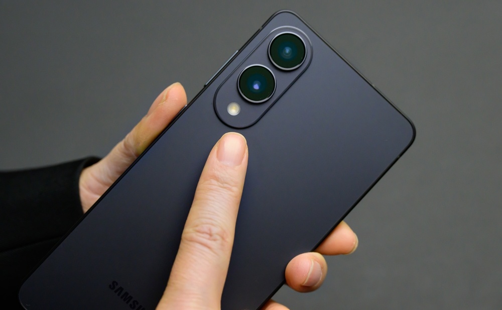 Persona señala la cámara del Galaxy S25 Edge.