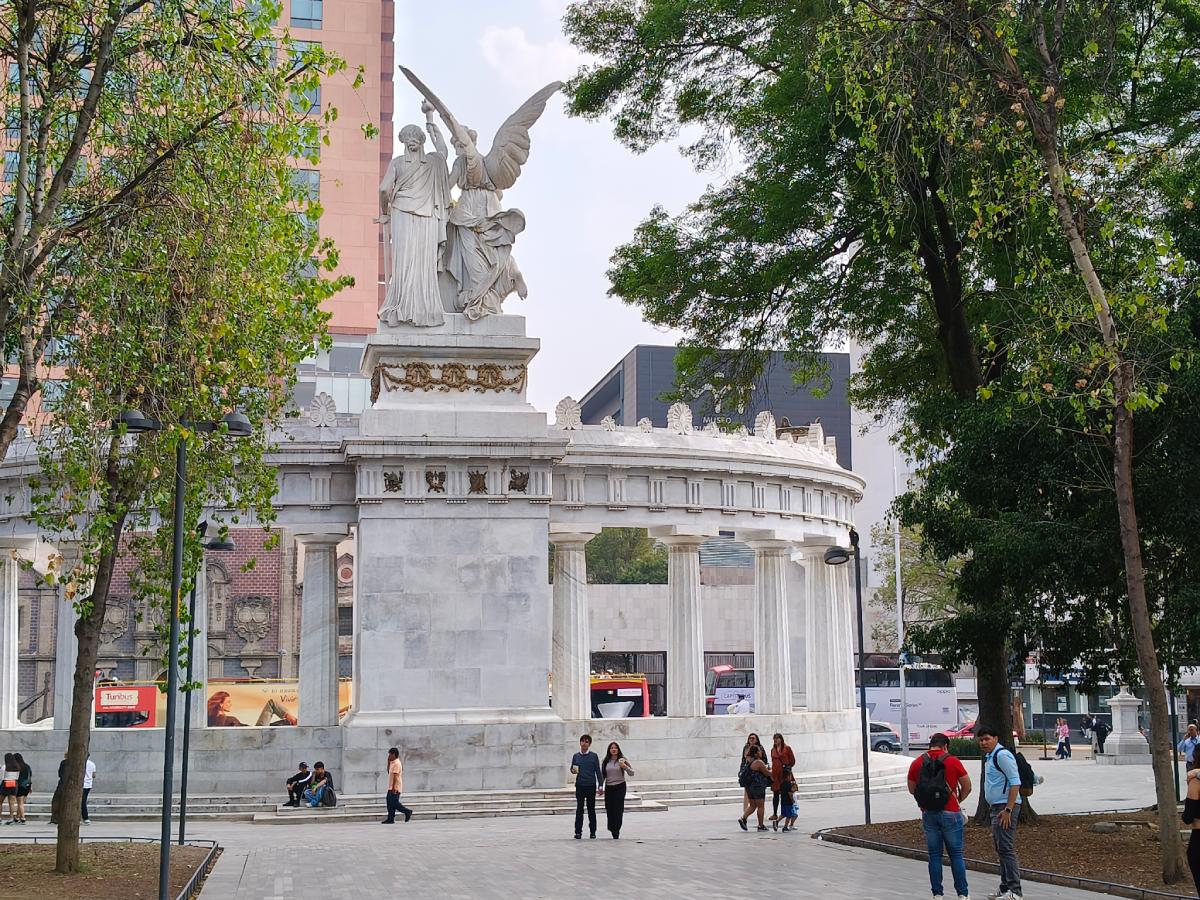 Parte posterior del Hemiciclo a Juárez, en la Ciudad de México. Foto tomada con el Realme 14 Pro.