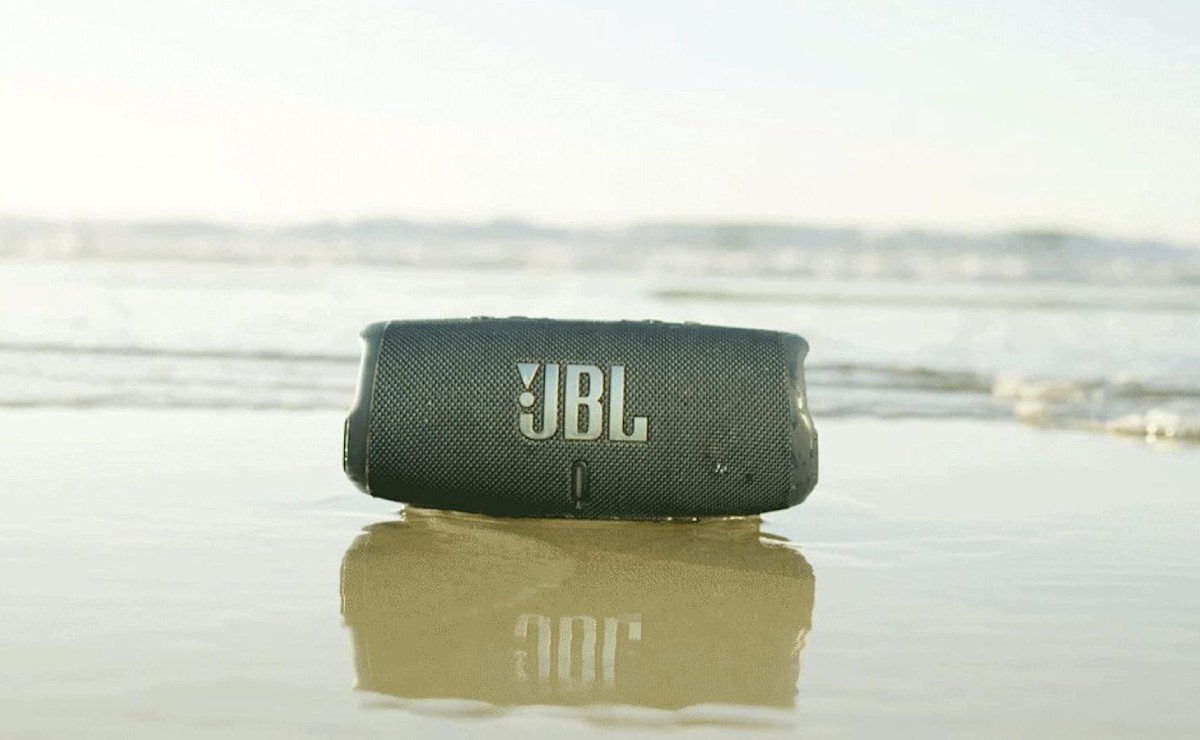 Bocina JBL Charge 5 en exteriores. 