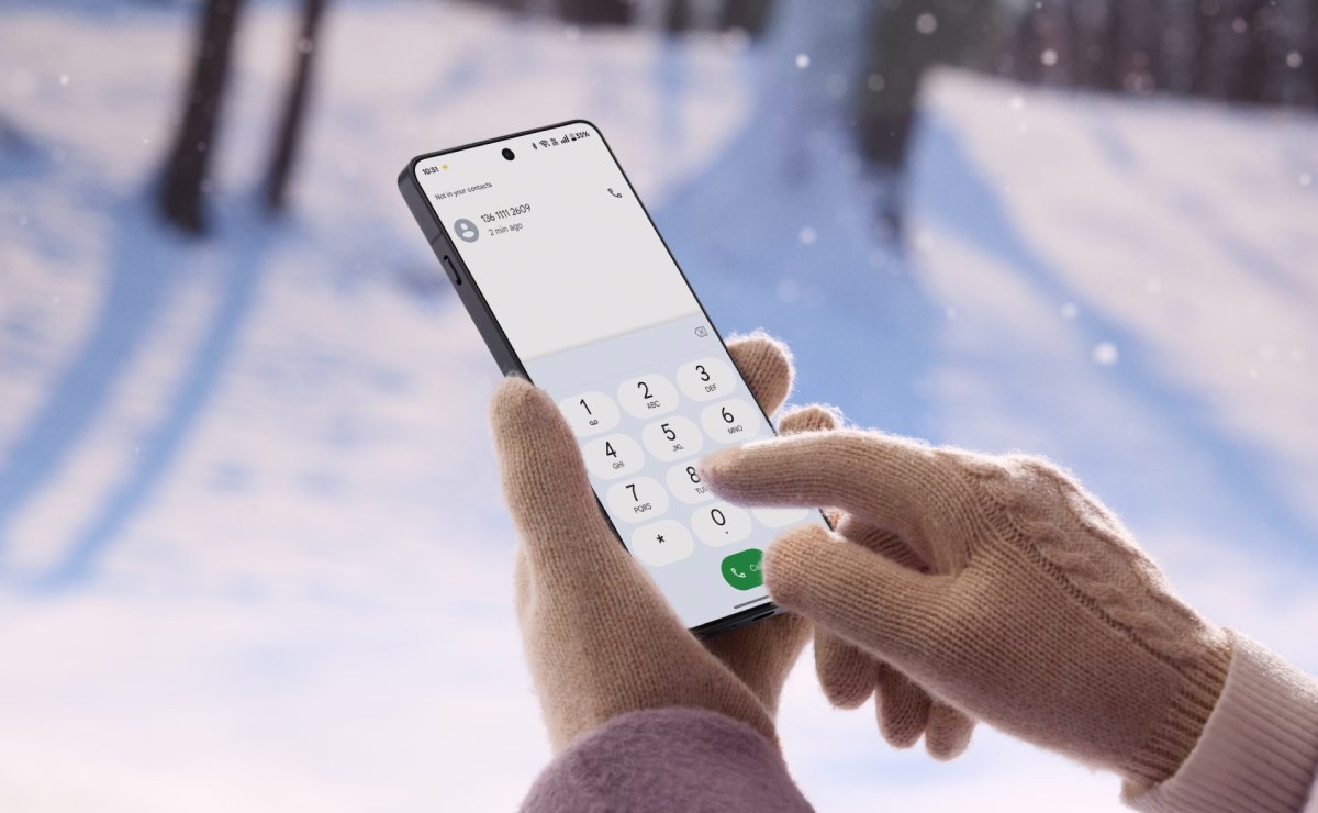 Persona utiliza el OnePlus 13R en un clima con nieve.
