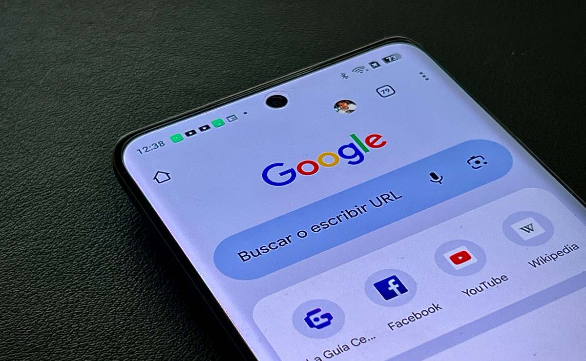 Celular Android muestra la interfaz de Google Chrome.