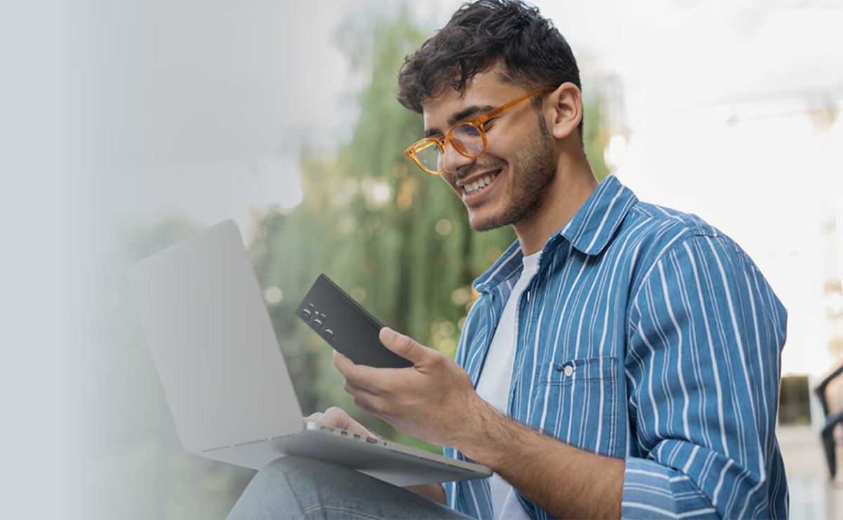Persona está usando algunos productos de Samsung.
