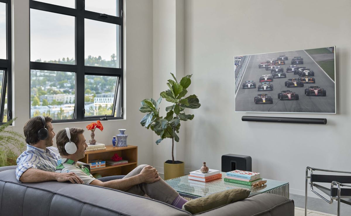 Dos personas están disfrutando de una carrera con sus Sonos Ace.
