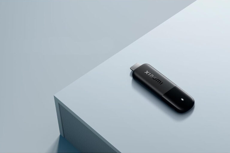 Xiaomi TV Stick 4k de segunda generación sobre una superficie.
