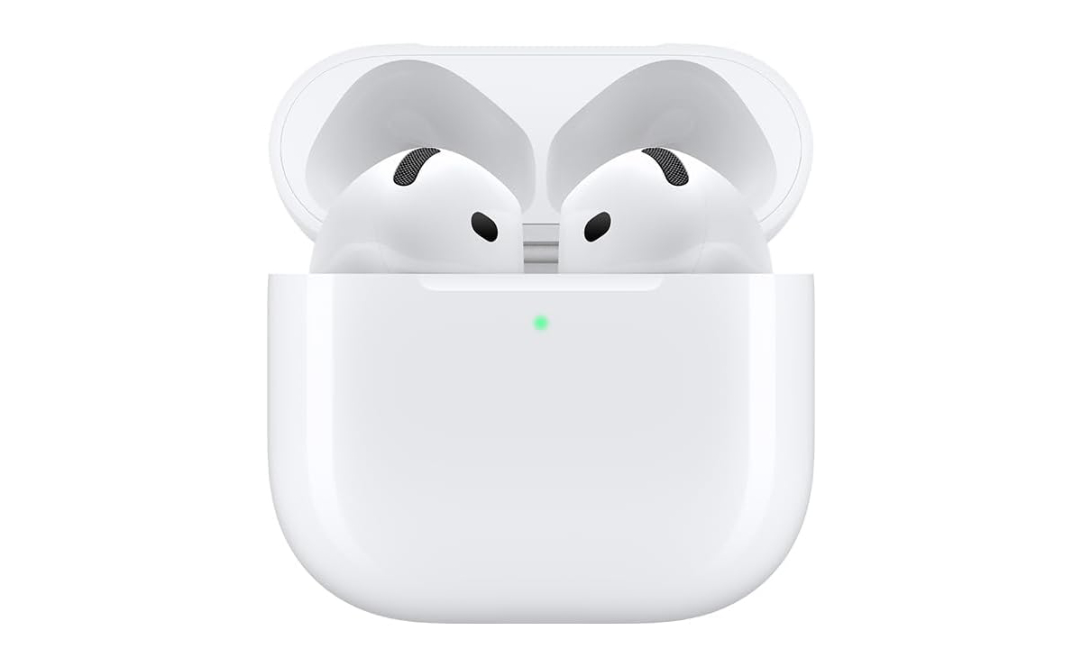 AirPods 4 con cancelación activa de ruido sobre un fondo blanco.