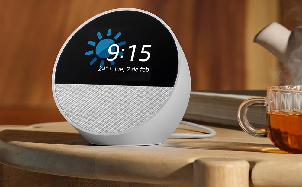 Amazon Echo Spot muestra la hora.