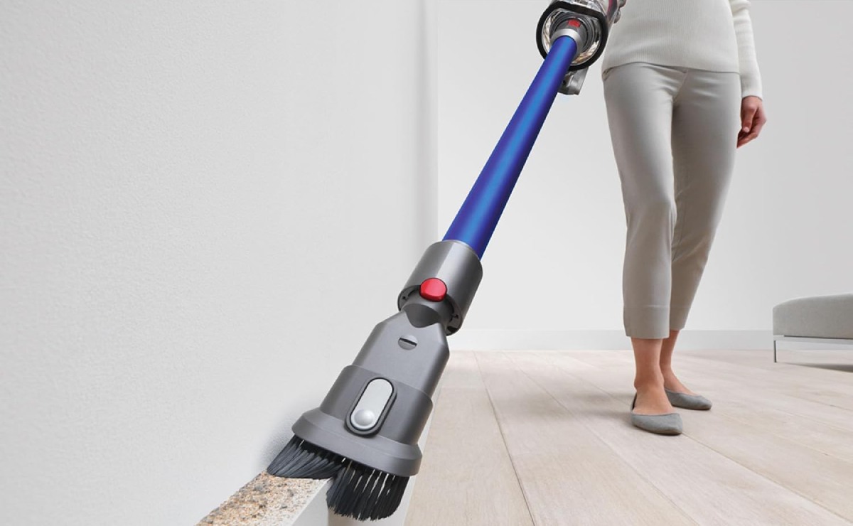 Persona usa la aspiradora inalámbrica Dyson V11.