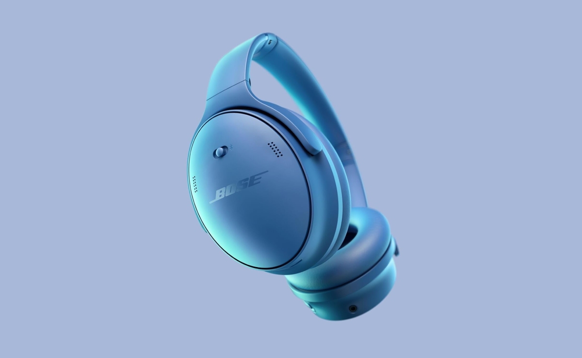 Audífonos inalámbricos Bose QuietComfort sobre un fondo azul.