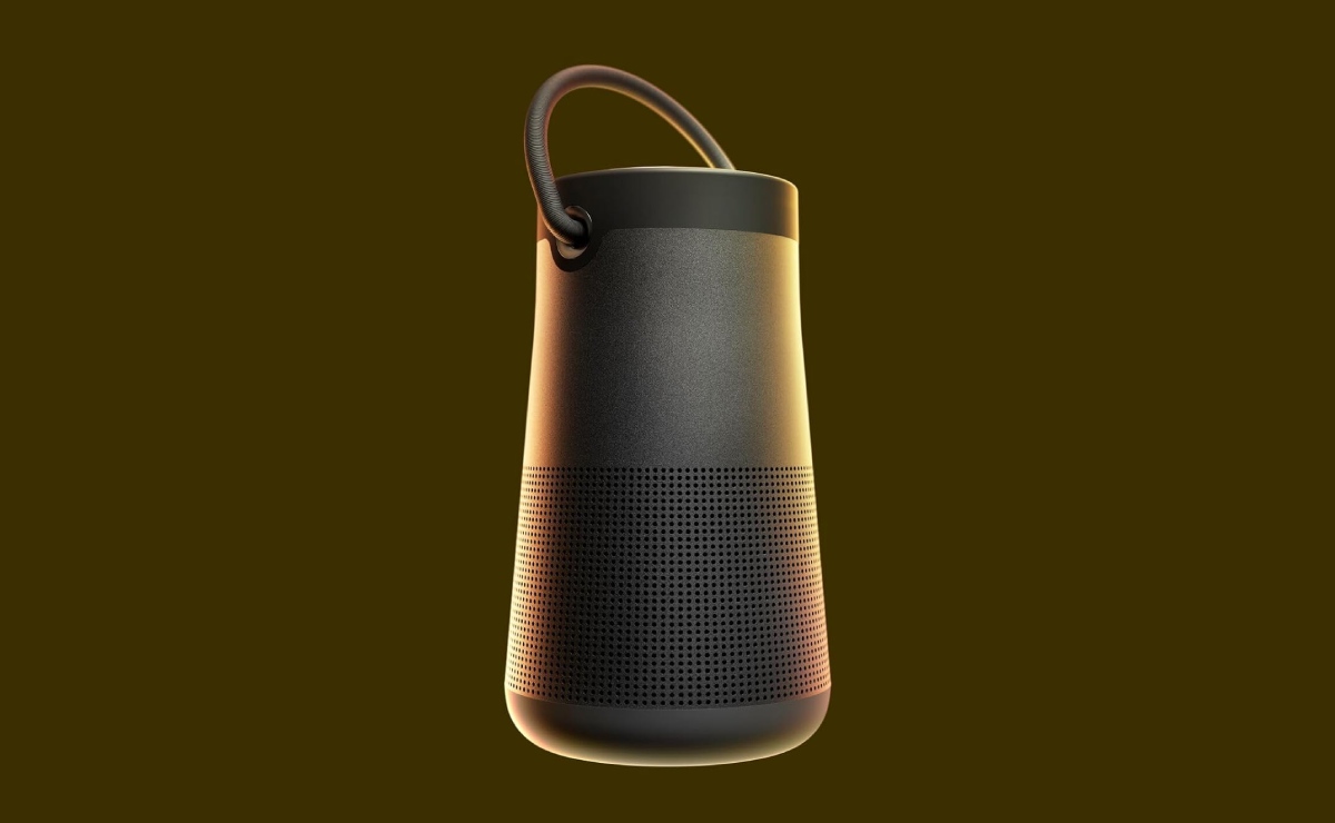 Bocina portátil Bose SoundLink Revolve+ II sobre un fondo verde.