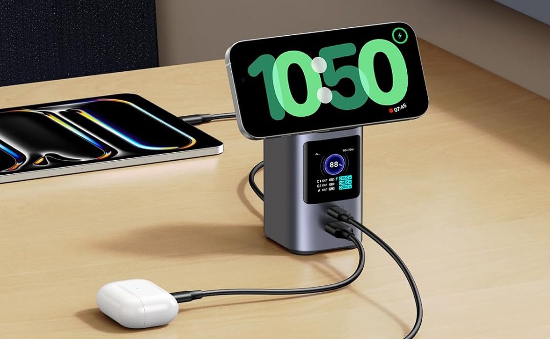 Cargador UGREEN Nexode 145 W de 20,000 mAh sobre un fondo blanco.